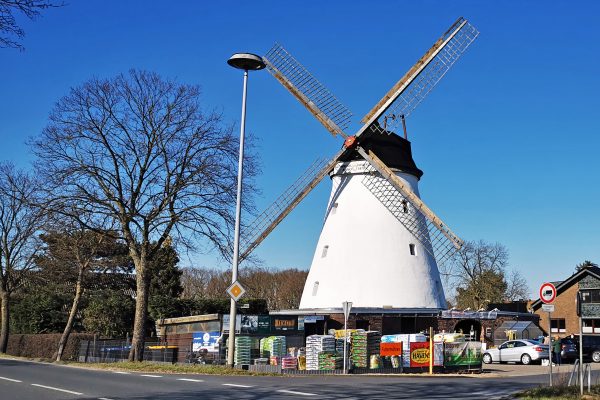 Das Foto zeigt eine Windmühle im Kreis Wesel