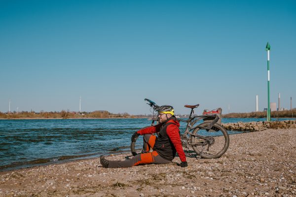 Das Foto zeigt Jochen am Rheinstrand im Kreis Wesel