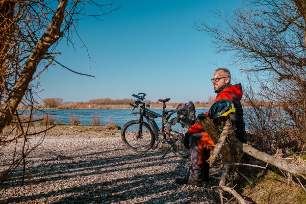 Das Foto zeigt Jochen am Rheinstrand im Kreis Wesel