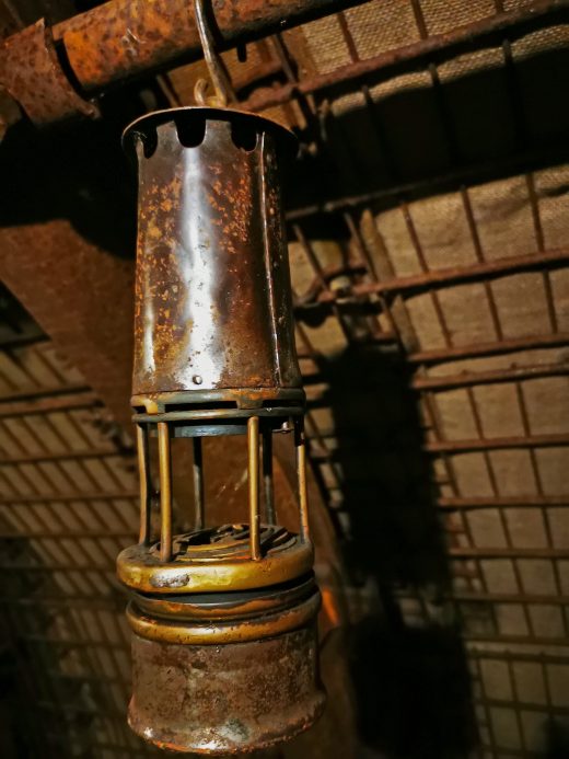 Das Foto zeigt eine alte Grubenlampe in der ungewöhnliche Unterkunft Herbert, einem nachgebauten Grubenstollen, des Gästehaus Marina Rünthe in Bergkamen