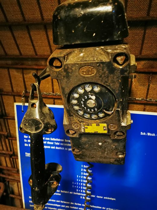 Das Foto zeigt ein altes Bergbaustellen Telefon in der ungewöhnlichen Unterkunft Herbert des Gästehauses Marina Rünthe in Bergkamen