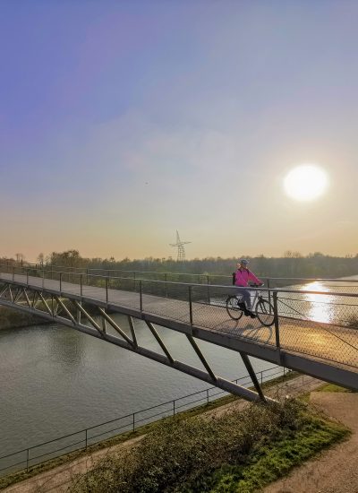 Das Foto zeigt Katalina auf ihrem Fahrrad auf der Ripshorst Brücke am Rhein-Herne-Kanal in Oberhausen