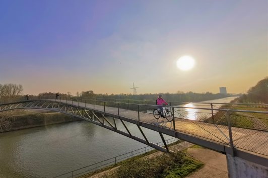 Das Foto zeigt Katalina auf ihrem Fahrrad auf der Ripshorst Brücke am Rhein-Herne-Kanal in Oberhausen