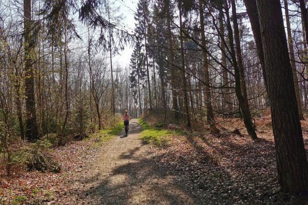 Das Foto zeigt Sandra beim Radfahren auf einem Waldweg in Bottrop