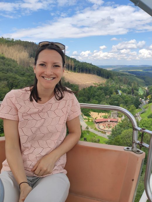 Das Foto zeigt Laura auf dem Riesenrad des FORT FUN Abenteuerland in Bestwig