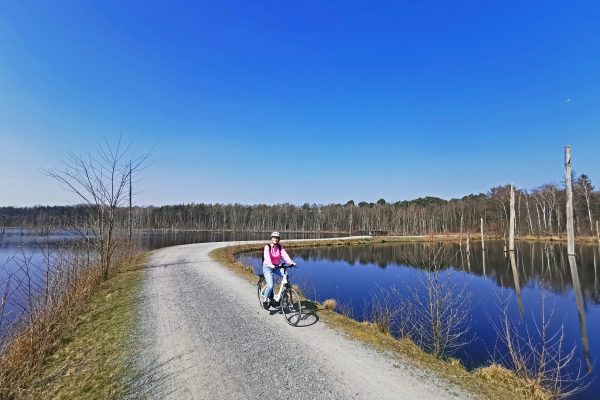 Das Foto zeigt Katalina beim Radfahren am Pfingstsee in der Kirchheller Heide in Bottrop
