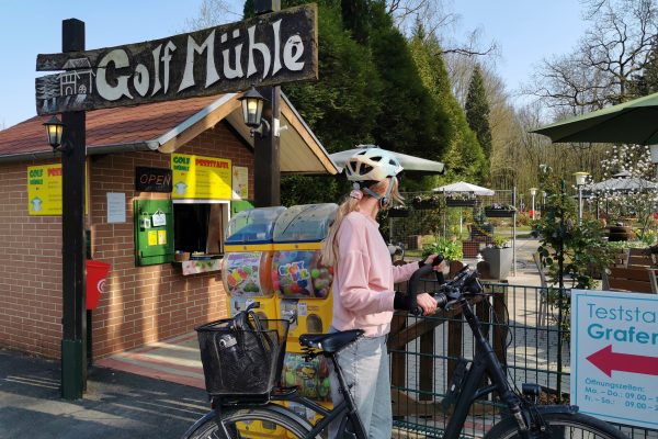 Das Foto zeigt Sandra mit Fahrrad an einem der Minigolfplätze an der Grafenmühle in Bottrop