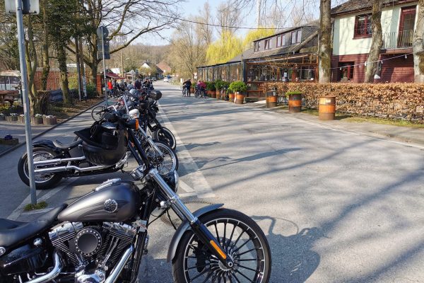 Das Foto zeigt Motorräder am Biker-Treff Grafenmühle in Bottrop