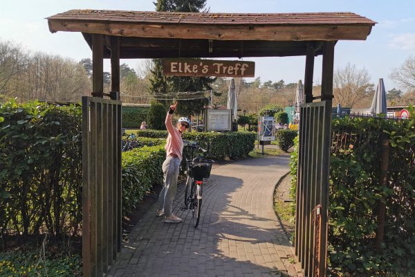 Das Foto zeigt Sandra mit Fahrrad in Elke´s Treff an der Grafenmühle in Bottrop