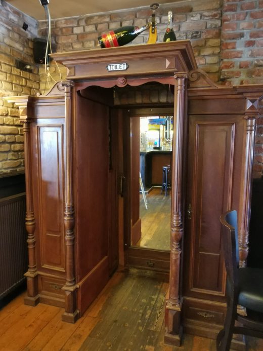 Das Foto zeigt den Beichstuhl = Zugang zu den Toiletten im Herzblut an der Grafenmühle in Bottrop