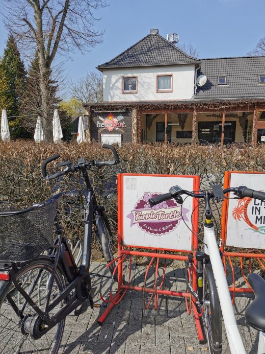 Das Foto zeigt den Fahrradständer am Purple Turtle an der Grafenmühle in Bottrop