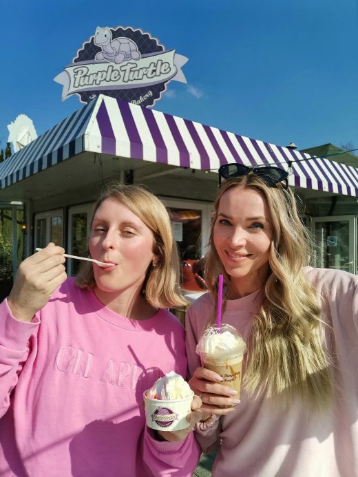 Das Foto zeigt Katalina und Sandra mit Frozen Yoghurt und Eiskaffee am Purple Turtle an der Grafenmühle in Bottrop