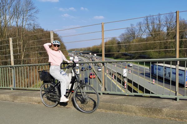 Das Foto zeigt Sandra auf ihrem Fahrrad auf einer Autobahnbrücke der A2 in Bottrop
