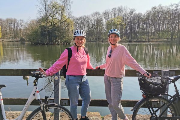 Das Foto zeigt Katalina und Sandra mit ihren Fahrrädern am Bottroper Stadtteich