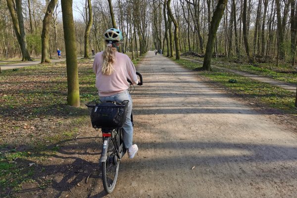 Das Foto zeigt Sandra auf ihrem Fahrrad im Stadtwald Bottrop