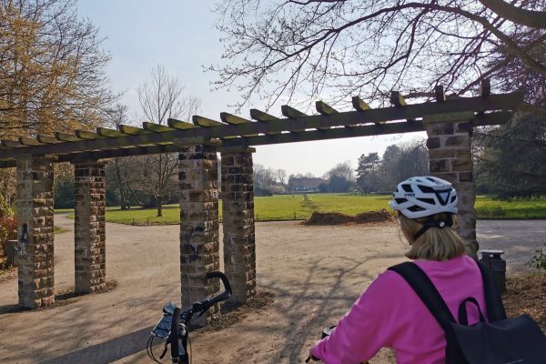 Das Foto zeigt Katalina auf ihrem Fahrrad am Eingang zum Bottroper Stadtpark
