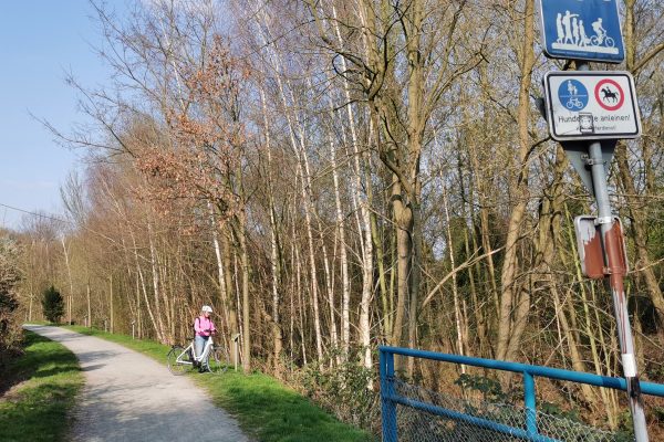 Das Foto zeigt Katalina mit ihrem Fahrrad auf dem Uferweg in Bottrop