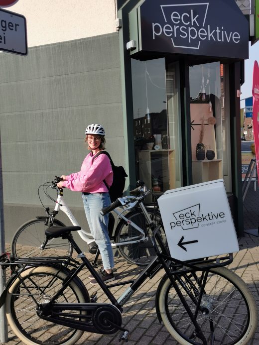 Das Foto zeigt Katalina mit ihrem Fahrrad vorm Concept Store eckperspektive in Bottrop