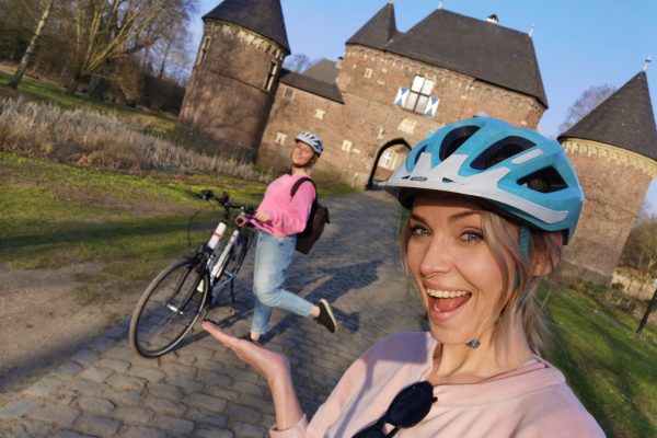 Das Foto zeigt Sandra und Katalina an der Burg Vondern in Oberhausen