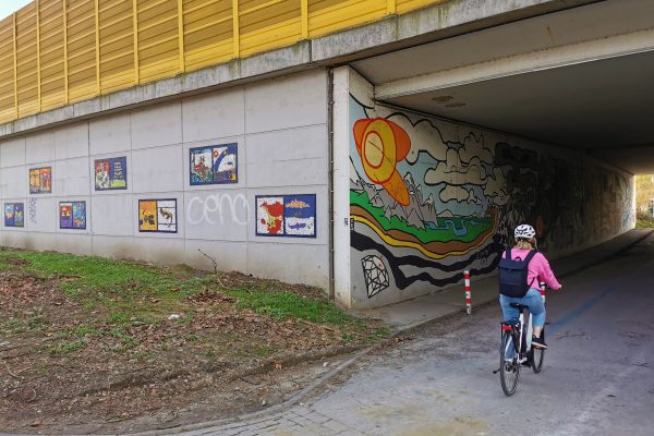 Das Foto zeigt Katalina auf ihrem Fahrrad an der Autobahnunterführung der A42