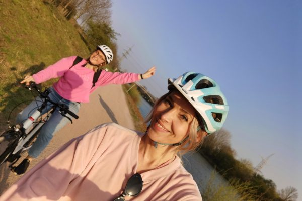 Das Foto zeigt Sandra und Katalina beim Radfahren am Rhein-Herne-Kanal in Oberhausen
