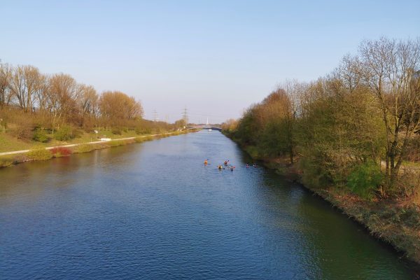 Das Foto zeigt Kanuten auf dem Rhein-Herne-Kanal in Oberhausen