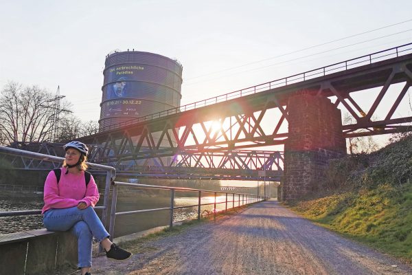 Das Foto zeigt Katalina am Rhein-Herne-Kanal mit Blick auf den Gasometer Oberhausen