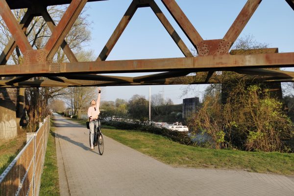 Das Foto zeigt Sandra auf ihrem Fahrrad am Rhein-Herne-Kanal in Oberhausen