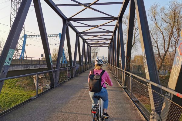 Das Foto zeigt Katalina auf ihrem Fahrrad auf der Trasse zum OLGA-Park in Oberhausen