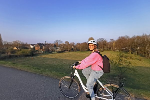 Das Foto zeigt Katalina auf ihrem Fahrrad auf der Trasse zum OLGA-Park in Oberhausen
