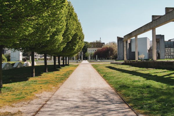 Das Bild zeigt den Garten der Erinnerung im Altstadtpark Duisburg