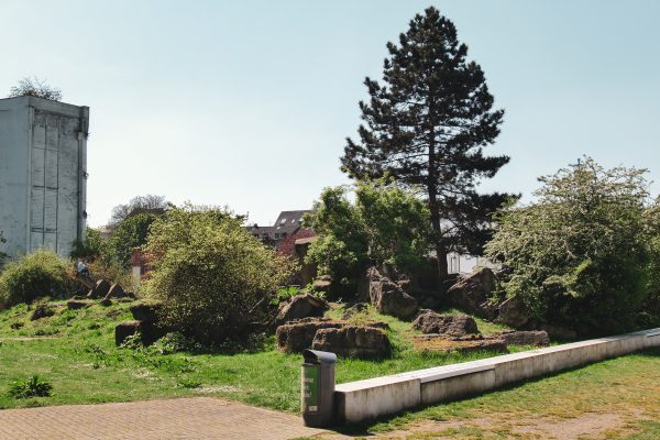 Das Bild zeigt den Garten der Erinnerung im Altstadtpark Duisburg