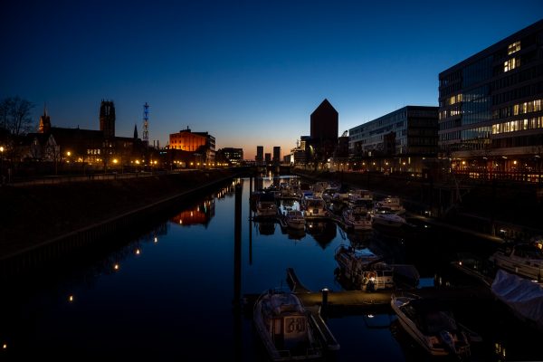 Das Bild zeigt den Duisburger Innenhafen