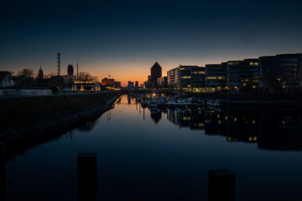 Das Bild zeigt den Duisburger Innenhafen