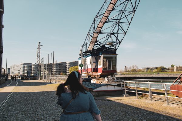 Das Bild zeigt einen Hafenkran am Duisburger Innenhafen
