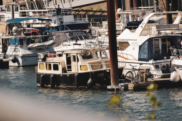 Das Bild zeigt Boote am Duisburger Innenhafen