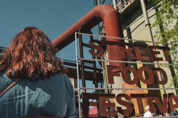 Das Bild zeigt ein Street Food Festival im Landschaftspark Duisburg-Nord