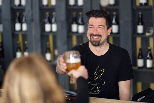 Das Foto zeigt Alexander Pieper, den Inhaber der Piepnitz Craft Beer Brauerei in Bochum