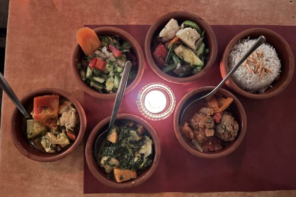 Das Foto zeigt eine Mezze Platte im Restaurant Karawane in Essen