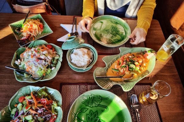 Das Foto zeigt thailändische Gerichte im Restaurant Arun Thai Aroy Dee in Mülheim an der Ruhr