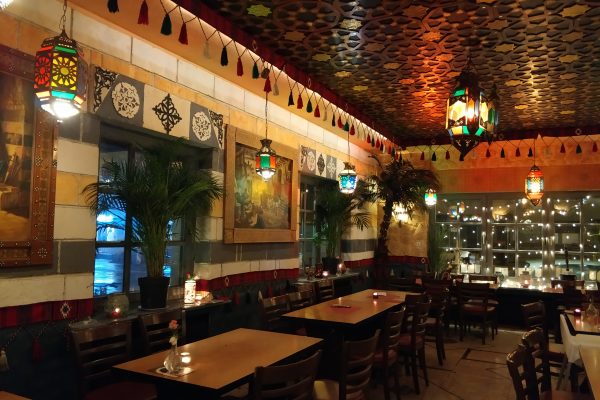 Das Foto zeigt bunte Lampen und Deko im Restaurant Karawane in Essen