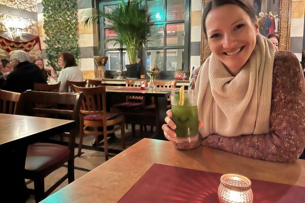 Das Foto zeigt Laura im Restaurant Karawane in Essen
