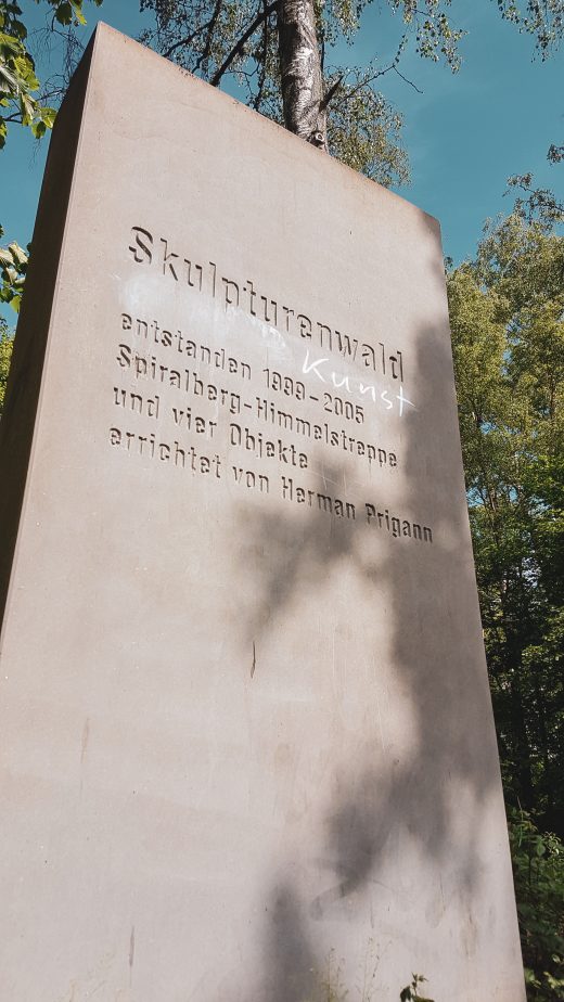 Das Foto zeigt den Skulpturenwald an der Halde Rheinelbe im Kreativquartier Ückendorf in Gelsenkirchen