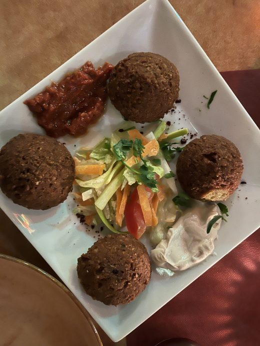 Das Foto zeigt Falafel mit Sesampaste und scharfer Sauce im Restaurant Karawane in Essen