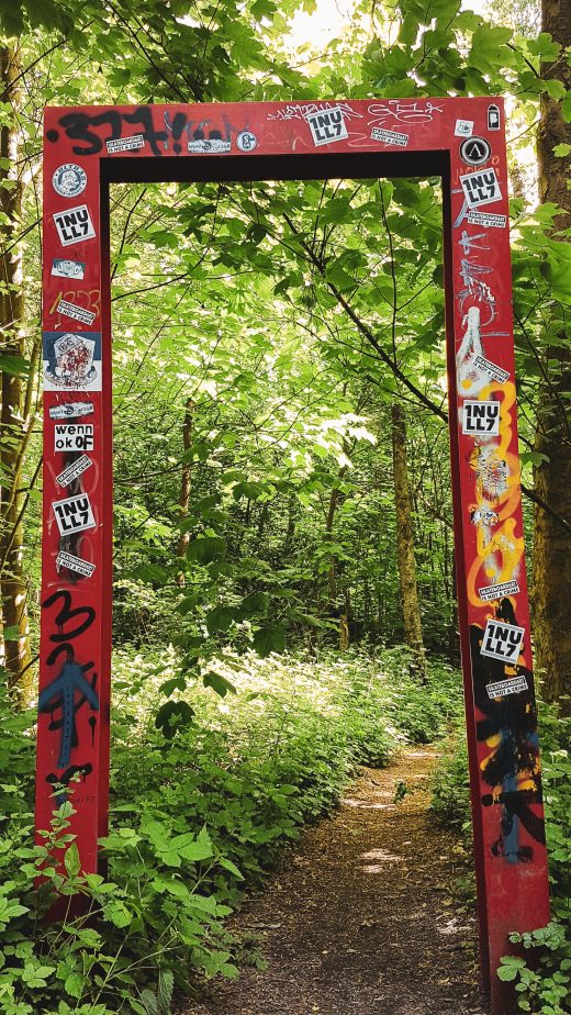 Das Foto zeigt den Skulpturenwald an der Halde Rheinelbe im Kreativquartier Ückendorf in Gelsenkirchen