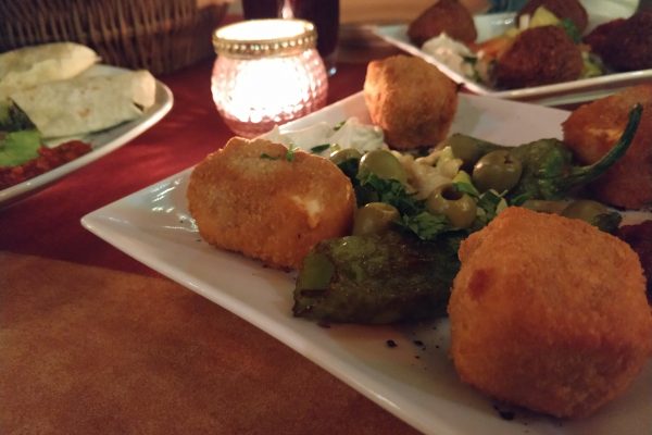 Das Foto zeigt gebackene Käsebällchen im Restaurant Karawane in Essen