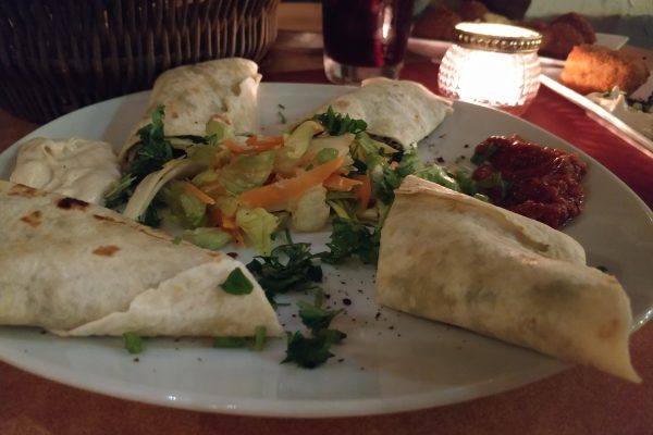 Das Foto zeigt Fladenbrot mit einer Füllung aus Spinat und Käse im Restaurant Karawane in Essen