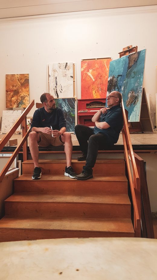 Das Foto zeigt Christoph mit dem Maler Christoph Lammert in seinem Atelier im Kreativquartier Ückendorf in Gelsenkirchen