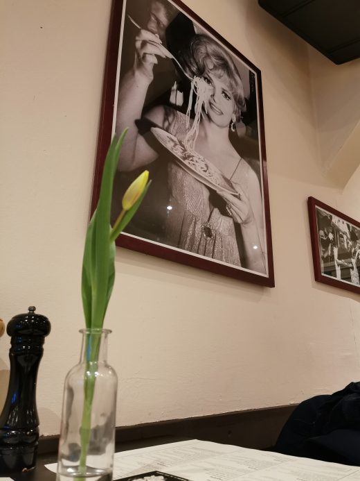 Das Foto zeigt ein Schwarz-Weiß-Bild an der Wand des Restaurants Pasta viva la mamma in Bochum