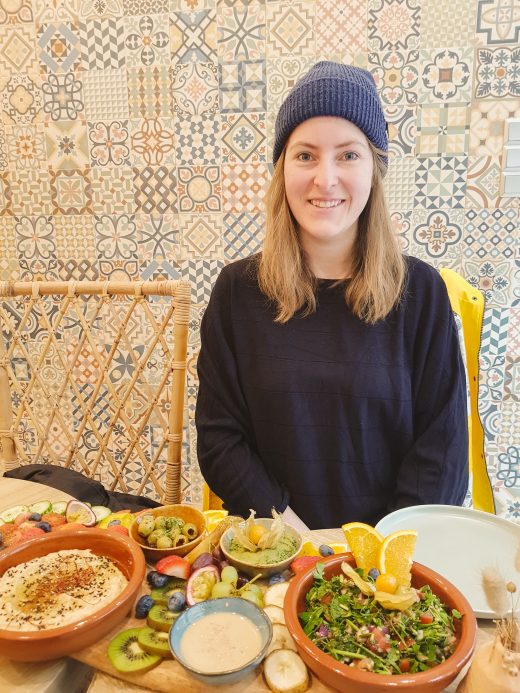 Das Foto ziegt Melissa in Tatis Café in der Dortmunder Nordstadt